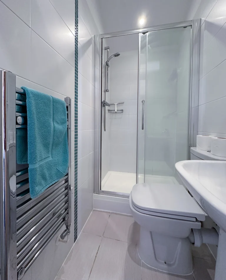 Sea Shanty Holiday Lodges Branscombe Beach East Devon - Puffin Shower-1